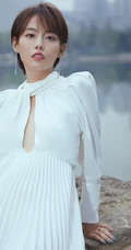 张嘉倪清新仙气白裙户外芦苇坡写真美照