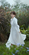 张嘉倪清新仙气白裙户外芦苇坡写真美照