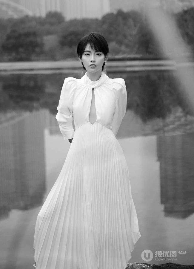 张嘉倪清新仙气白裙户外芦苇坡写真美照