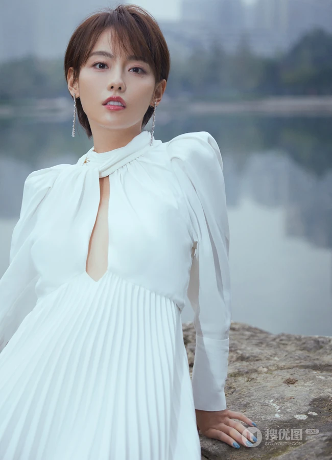 张嘉倪清新仙气白裙户外芦苇坡写真美照