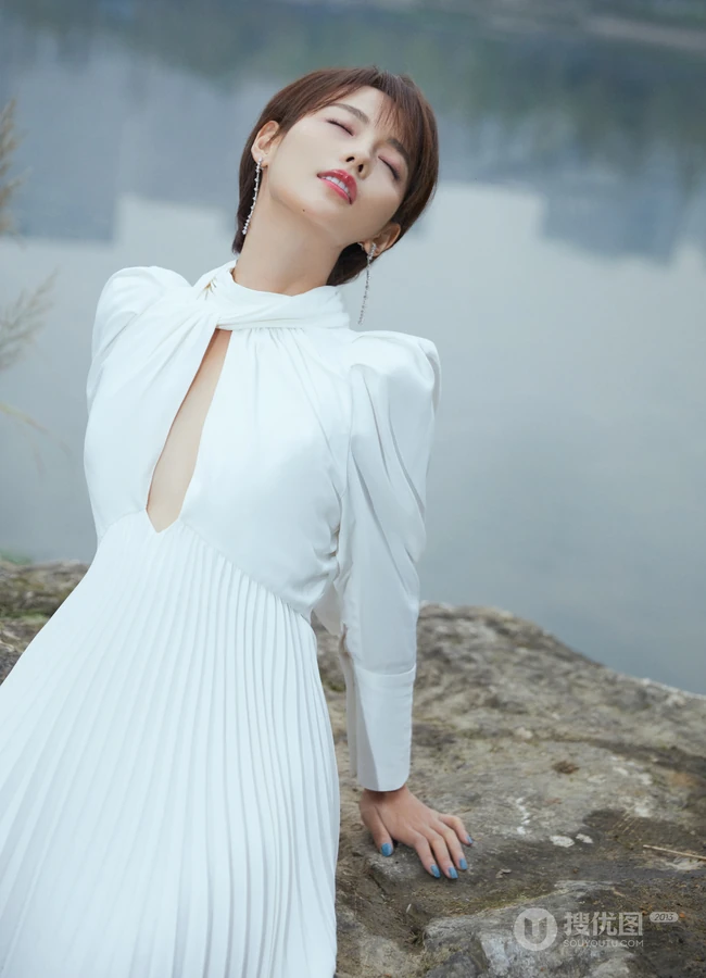 张嘉倪清新仙气白裙户外芦苇坡写真美照