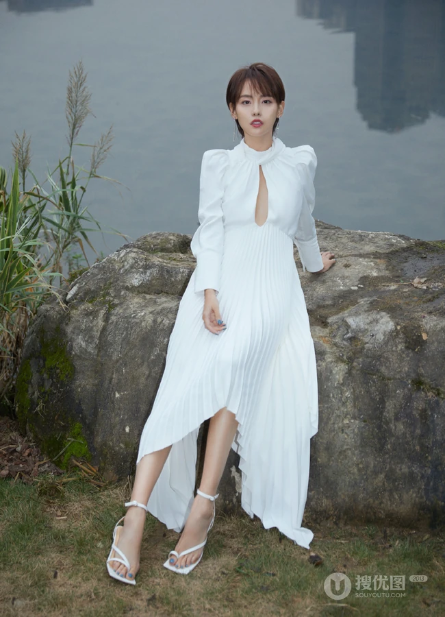 张嘉倪清新仙气白裙户外芦苇坡写真美照