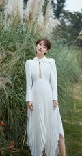 张嘉倪清新仙气白裙户外芦苇坡写真美照