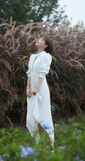 张嘉倪清新仙气白裙户外芦苇坡写真美照