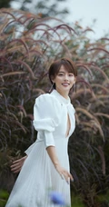 张嘉倪清新仙气白裙户外芦苇坡写真美照