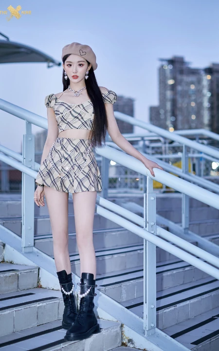 THE9女团成员时尚靓丽穿搭户外写真美照