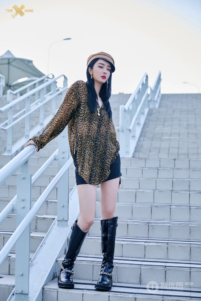 THE9女团成员时尚靓丽穿搭户外写真美照