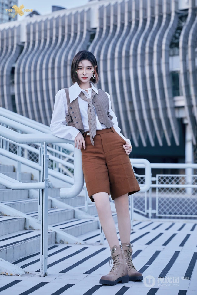 THE9女团成员时尚靓丽穿搭户外写真美照