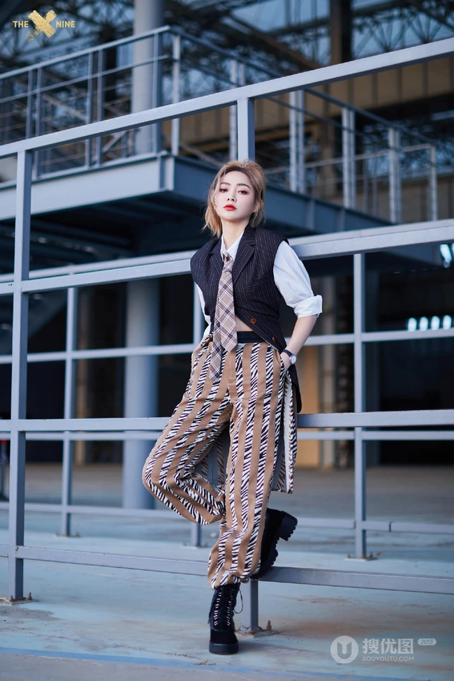 THE9女团成员时尚靓丽穿搭户外写真美照