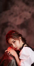冯提莫自由浪漫复古白裙黑色肩带写真图片
