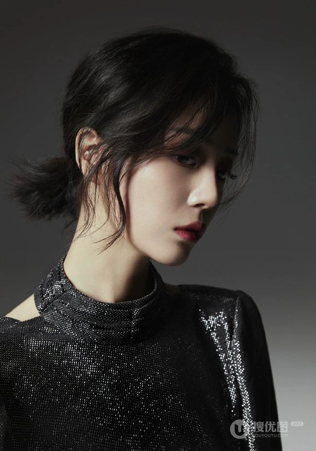 大长腿女明星李溪芮高冷范黑色连衣短裙写真照