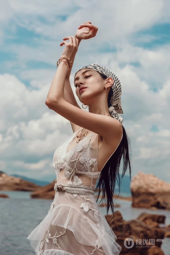 香港明星演员，模特儿陈凯琳狂野户外婚纱系列气质写真图集