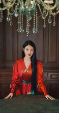 徐冬冬气质中国红式丝绸睡袍柔美气质复古写真照
