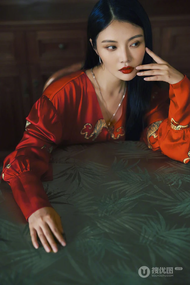 徐冬冬气质中国红式丝绸睡袍柔美气质复古写真照