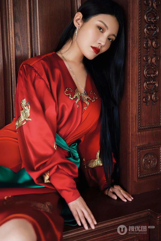 徐冬冬气质中国红式丝绸睡袍柔美气质复古写真照