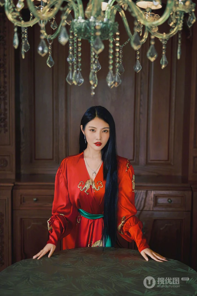 徐冬冬气质中国红式丝绸睡袍柔美气质复古写真照
