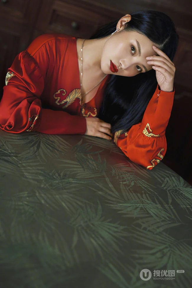 徐冬冬气质中国红式丝绸睡袍柔美气质复古写真照