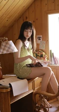 可爱长发线条感少女小碎花肩带衣牛仔短裤穿搭小木屋唯美摄影写真照