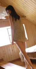 可爱长发线条感少女小碎花肩带衣牛仔短裤穿搭小木屋唯美摄影写真照