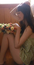 可爱长发线条感少女小碎花肩带衣牛仔短裤穿搭小木屋唯美摄影写真照