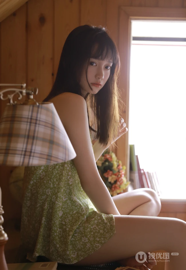 可爱长发线条感少女小碎花肩带衣牛仔短裤穿搭小木屋唯美摄影写真照
