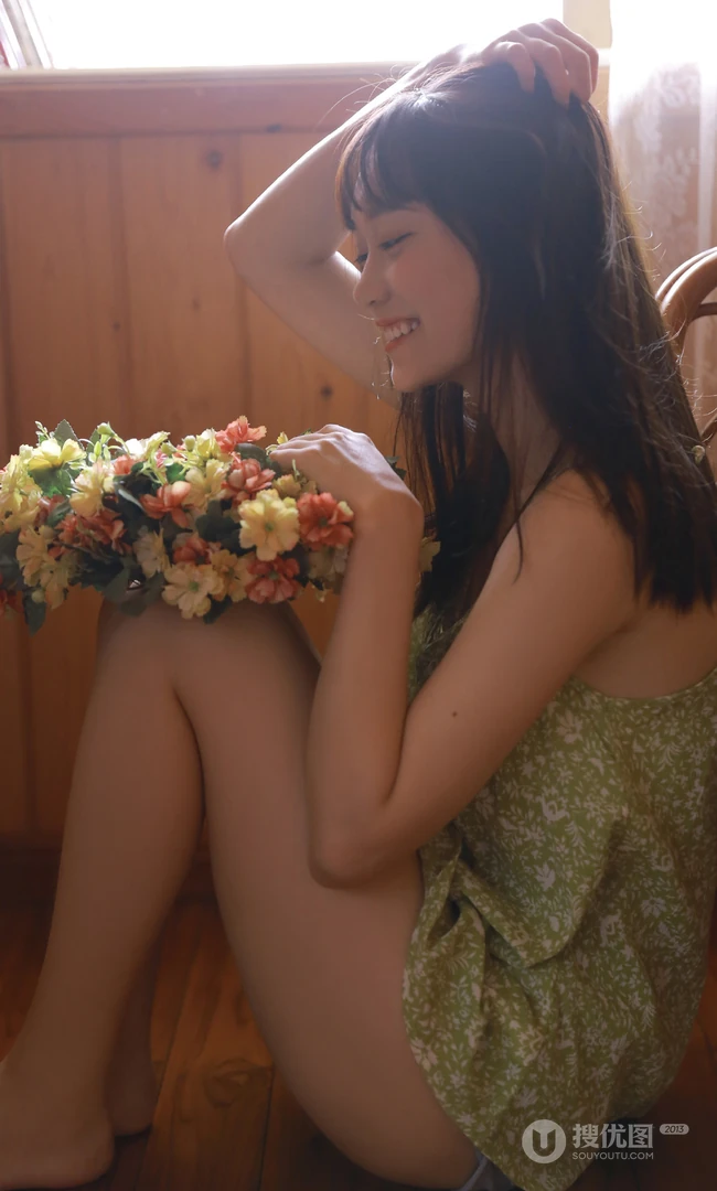 可爱长发线条感少女小碎花肩带衣牛仔短裤穿搭小木屋唯美摄影写真照