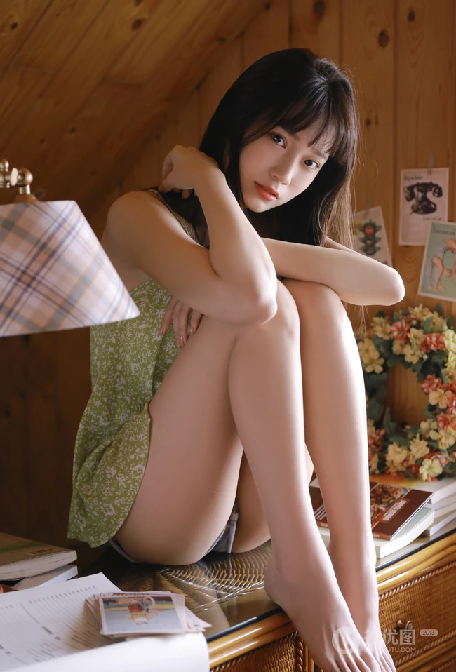 可爱长发线条感少女小碎花肩带衣牛仔短裤穿搭小木屋唯美摄影写真照