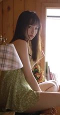 可爱长发线条感少女小碎花肩带衣牛仔短裤穿搭小木屋唯美摄影写真照