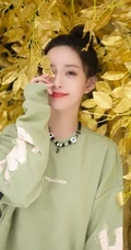 孟子义金色树木前可爱写真