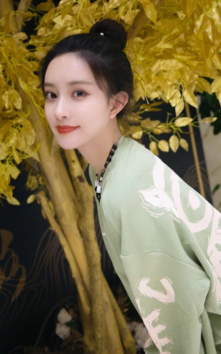 孟子义金色树木前可爱写真