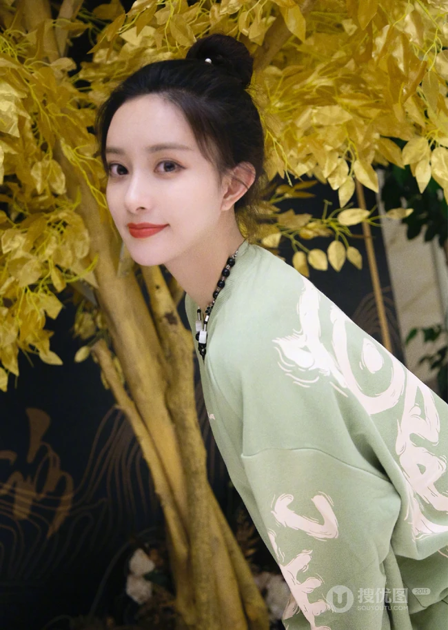 孟子义金色树木前可爱写真