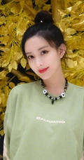 孟子义金色树木前可爱写真