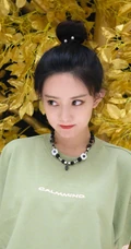 孟子义金色树木前可爱写真