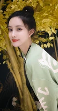 孟子义金色树木前可爱写真