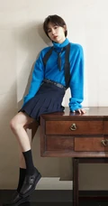 漂亮清爽女孩成果蓝色毛衣黑裙穿搭可爱写真图片