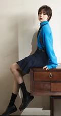 漂亮清爽女孩成果蓝色毛衣黑裙穿搭可爱写真图片