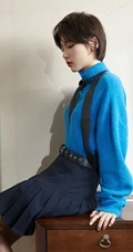 漂亮清爽女孩成果蓝色毛衣黑裙穿搭可爱写真图片