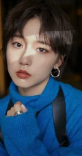 漂亮清爽女孩成果蓝色毛衣黑裙穿搭可爱写真图片
