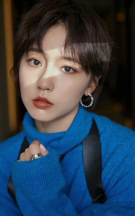 漂亮清爽女孩成果蓝色毛衣黑裙穿搭可爱写真图片