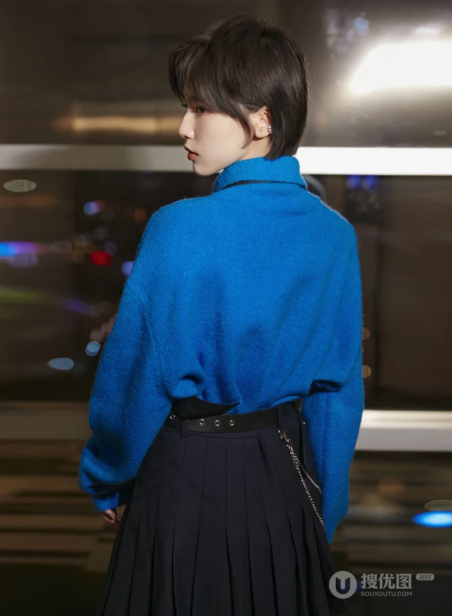 漂亮清爽女孩成果蓝色毛衣黑裙穿搭可爱写真图片