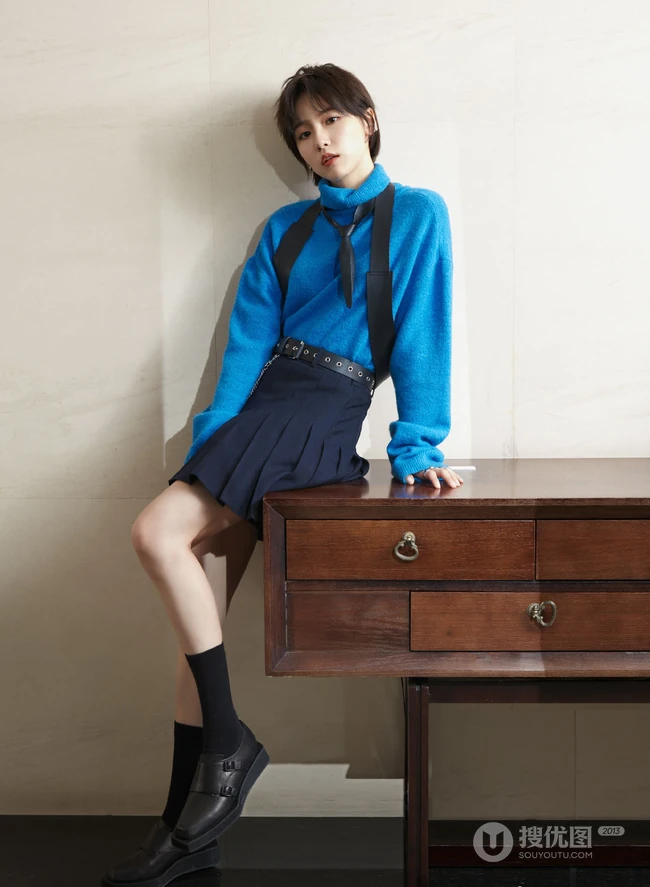 漂亮清爽女孩成果蓝色毛衣黑裙穿搭可爱写真图片