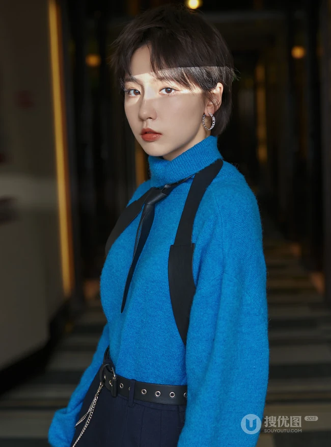 漂亮清爽女孩成果蓝色毛衣黑裙穿搭可爱写真图片