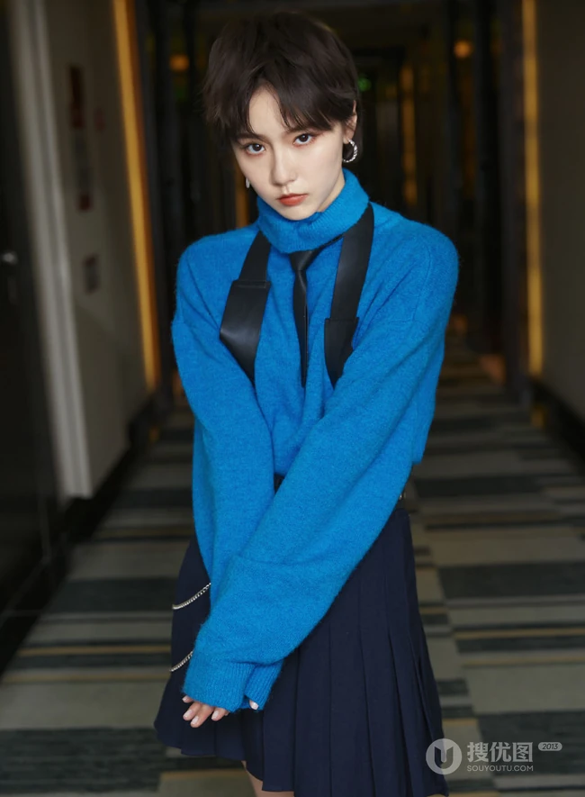 漂亮清爽女孩成果蓝色毛衣黑裙穿搭可爱写真图片