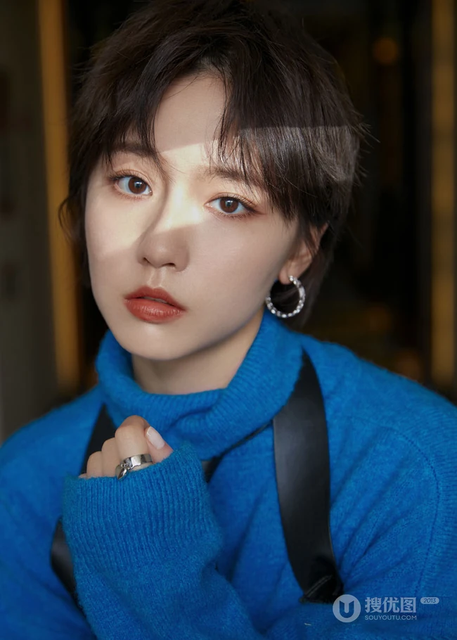 漂亮清爽女孩成果蓝色毛衣黑裙穿搭可爱写真图片