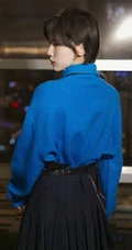 漂亮清爽女孩成果蓝色毛衣黑裙穿搭可爱写真图片