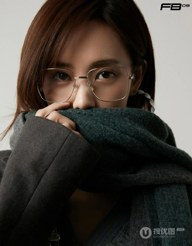 李一桐眼戴金边眼镜气质温婉淑女范十足冬装写真美照