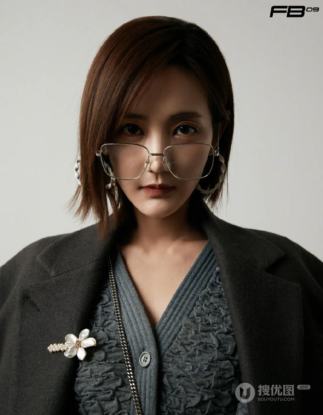 李一桐眼戴金边眼镜气质温婉淑女范十足冬装写真美照