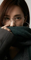 李一桐眼戴金边眼镜气质温婉淑女范十足冬装写真美照