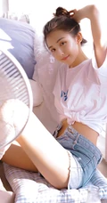 穿牛仔热裤不系扣子的超可爱丸子头漂亮小脸浅粉线条感少女室内写真照