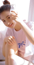 穿牛仔热裤不系扣子的超可爱丸子头漂亮小脸浅粉线条感少女室内写真照
